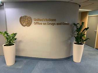 Der Schriftzug des Office on Drugs and Crime