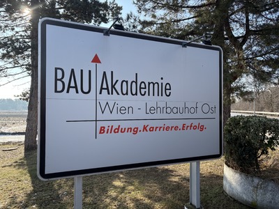 Das Schild auf der rechten Seite mit altem Logo