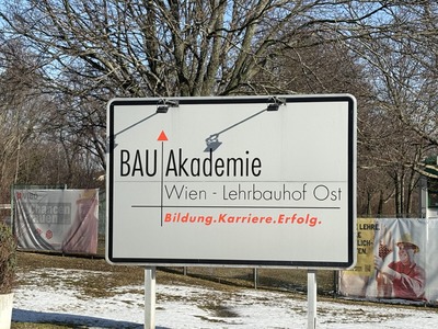 Das Schild auf der linken Seite mit altem Logo