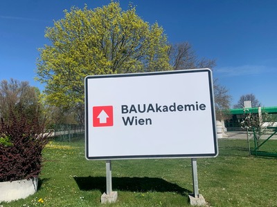 Das Schild auf der linken Seite mit neuem Logo