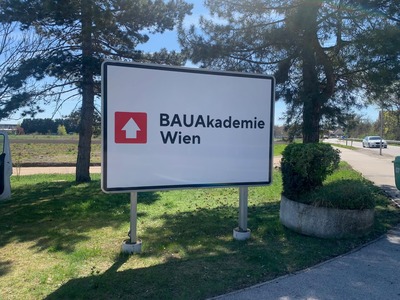 Das Schild auf der rechten Seite mit neuem Logo